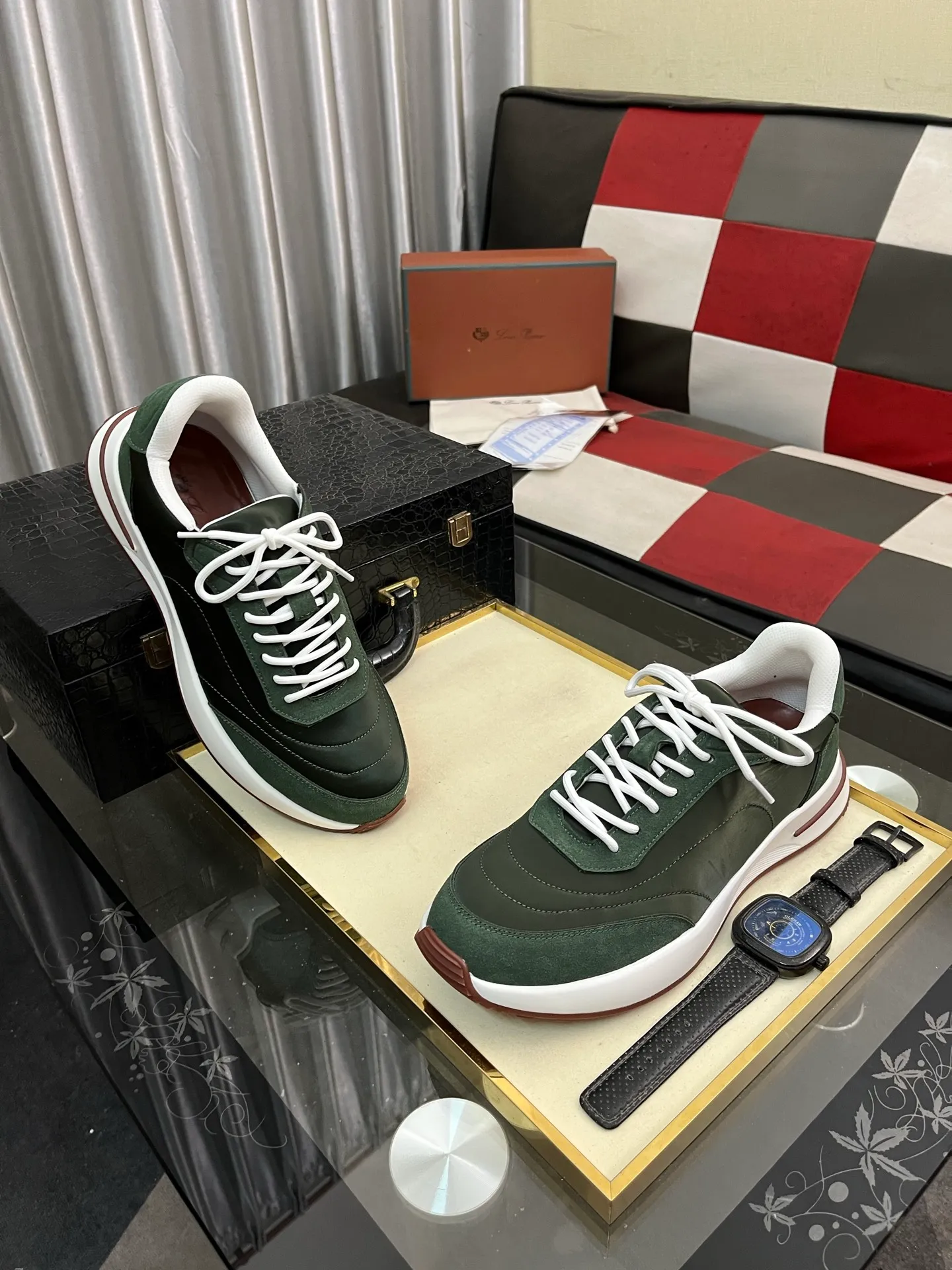 Men's shoes 💰458⌚️⌚️ Loro Pian* Loro Pian* casual shoes are made of cowhide frosted cowhide. Unique texture, simple and elegant, in line with Asian shoe lasts. Almond toe bar, apron style toe, drum-stitched upper. Same color stitching details. Slip-on style for easy on and off. Original color full cowhide lining. The insole is decorated with the 🈶️ brand logo. The original open-molded TPU raw rubber outsole. The soft rubber sole has super grip performance. Comfortable and casual style. You can create 🉑casual🉑formal urban style at will!  Code number: 38-44
